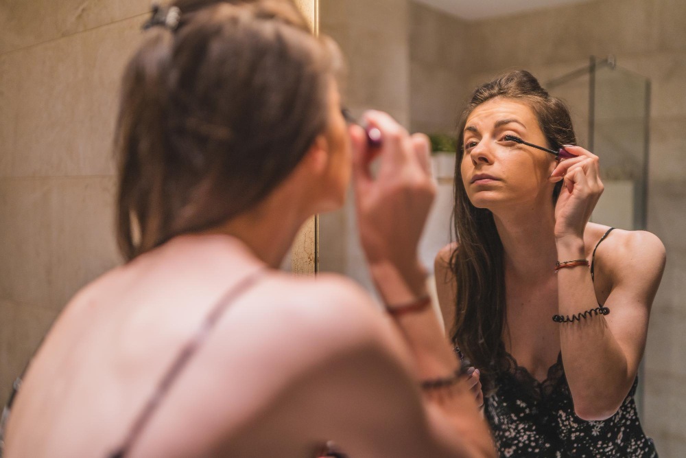 Jak prawidłowo zdejmować sztuczne rzęsy, by nie uszkodzić powieki?