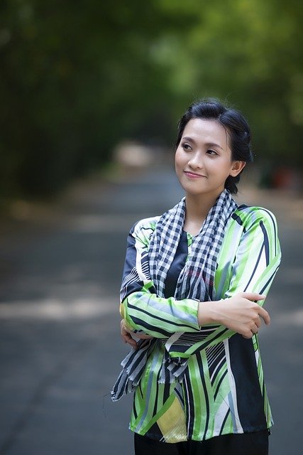 Eleganckie bluzki damskie – jakie modele warto mieć w swojej szafie?