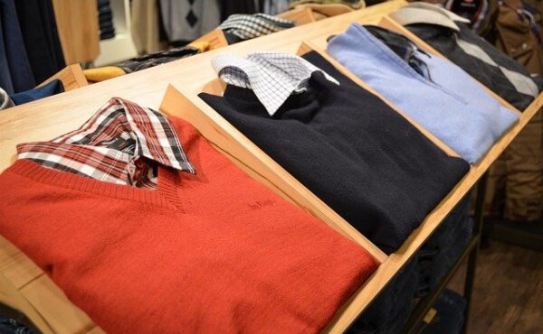 Modne swetry na wiosnę 2023