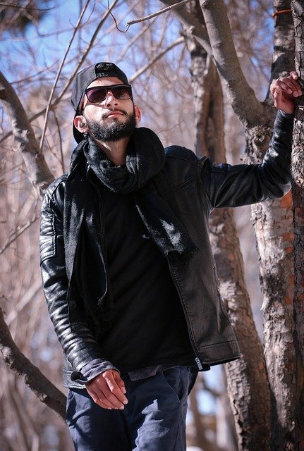 Fasony, kroje i rodzaje spodni męskich. Kompletny poradnik