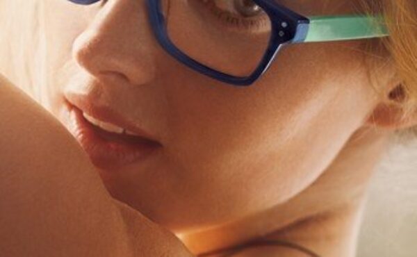 Komu pasują kolorowe oprawki okularów? 4 porady ekspertów