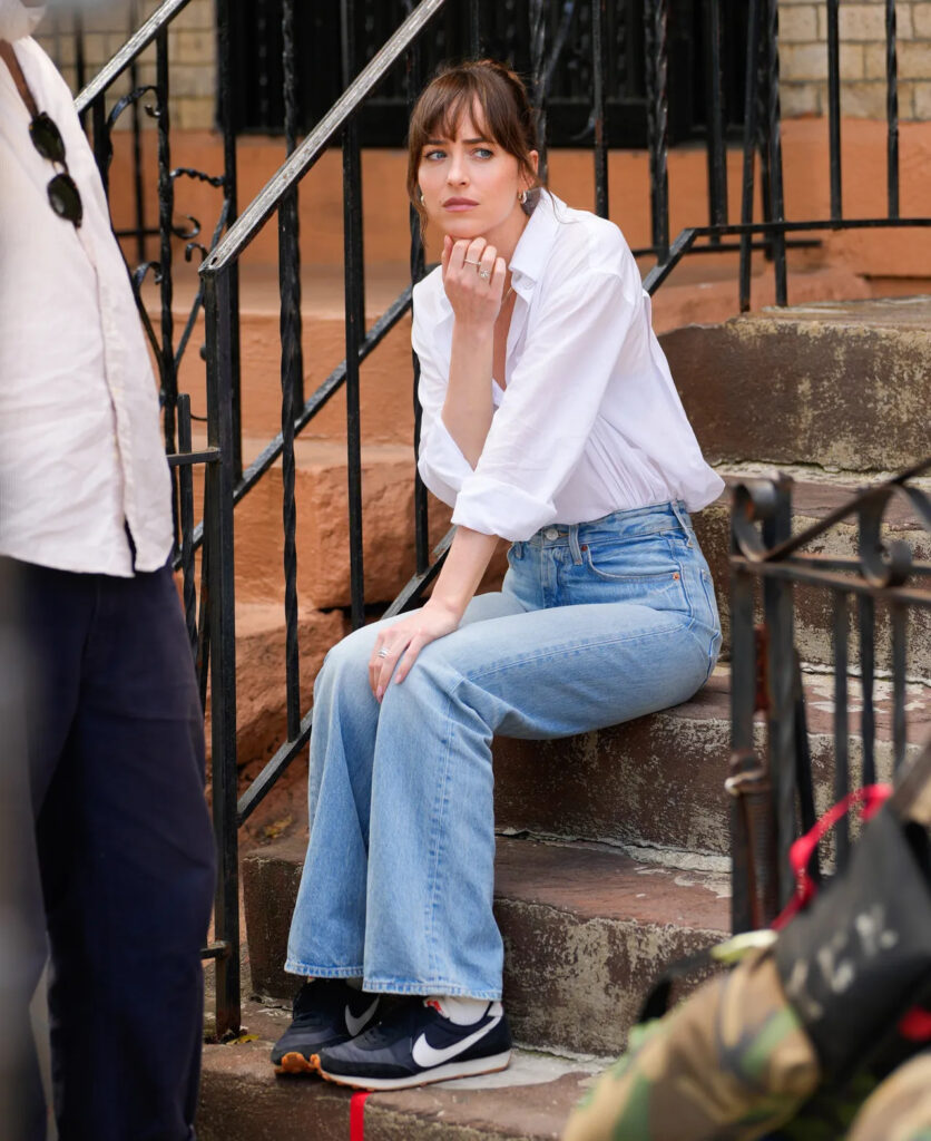 Dakota Johnson wskazuje sneakersy, które będą hitem w 2025 roku