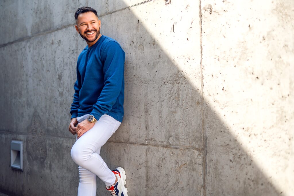 Wełniane, sztruksowe, w kant – poznaj najmodniejsze eleganckie spodnie męskie na zimę