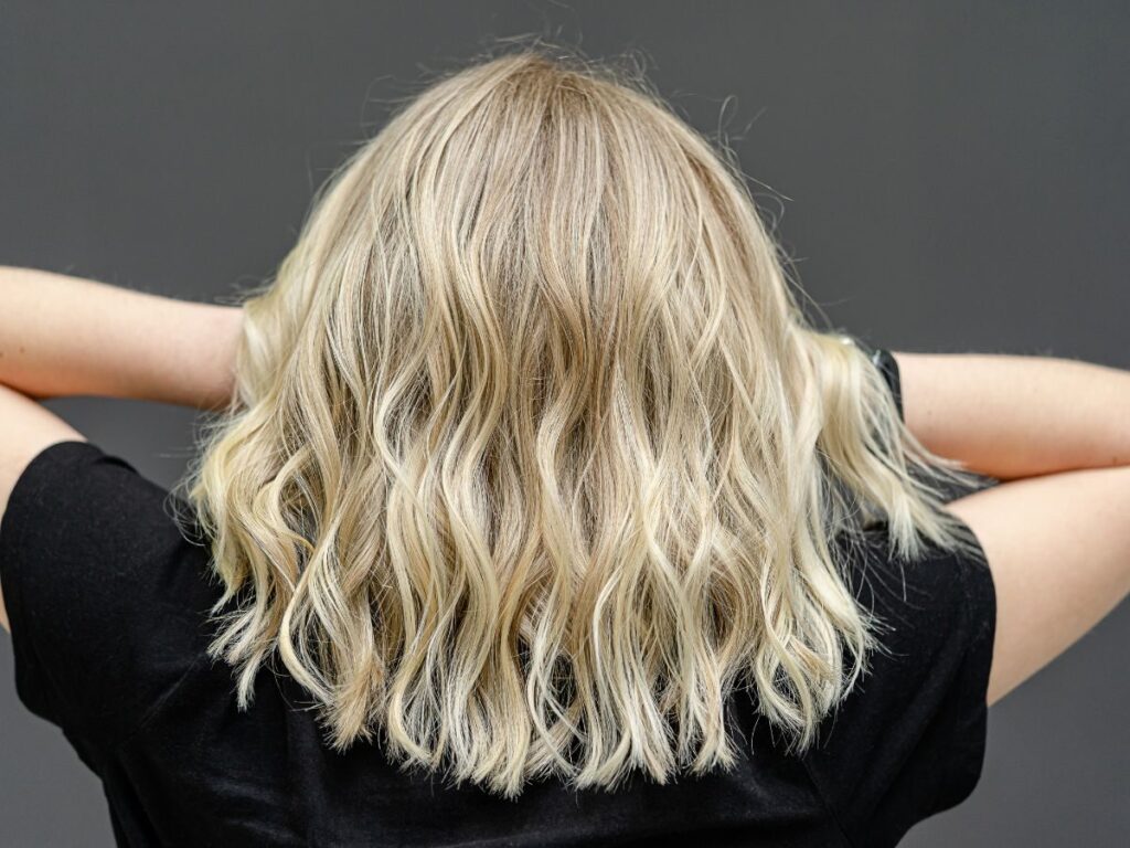 Blondynki oszalały na jego punkcie! Czy to naprawdę najlepszy fioletowy szampon na żółte tony? Sprawdź, dlaczego wszyscy go chwalą!