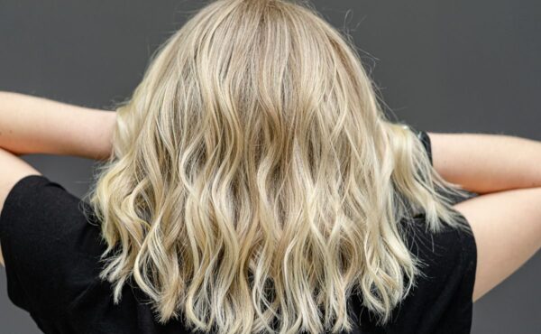 Blondynki oszalały na jego punkcie! Czy to naprawdę najlepszy fioletowy szampon na żółte tony? Sprawdź, dlaczego wszyscy go chwalą!