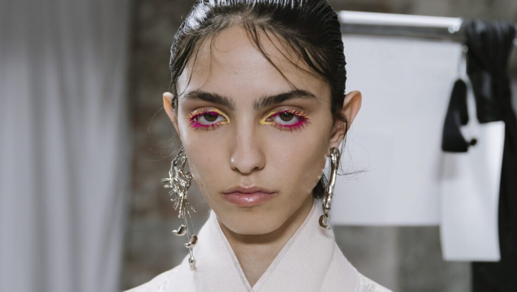 Te rzęsy podbijają wybiegi! Czy odważysz się na makijaż, który robi spektakularne wrażenie?