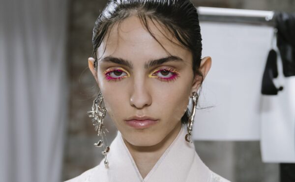 Te rzęsy podbijają wybiegi! Czy odważysz się na makijaż, który robi spektakularne wrażenie?