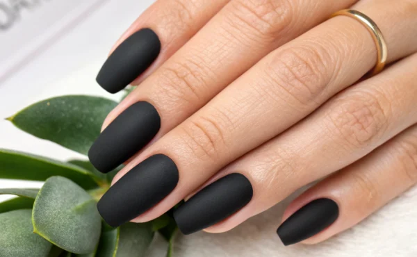 Czarne matowe paznokcie – jak je zrobić?