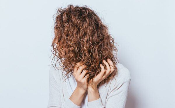 Dlaczego kręcone włosy się prostują?