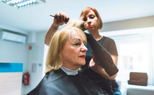 Styliści Ostrzegają: Te Popularne Fryzury Mogą Cię Natychmiast Postarzyć! Czy Popełniasz Ten Błąd po 60-tce?