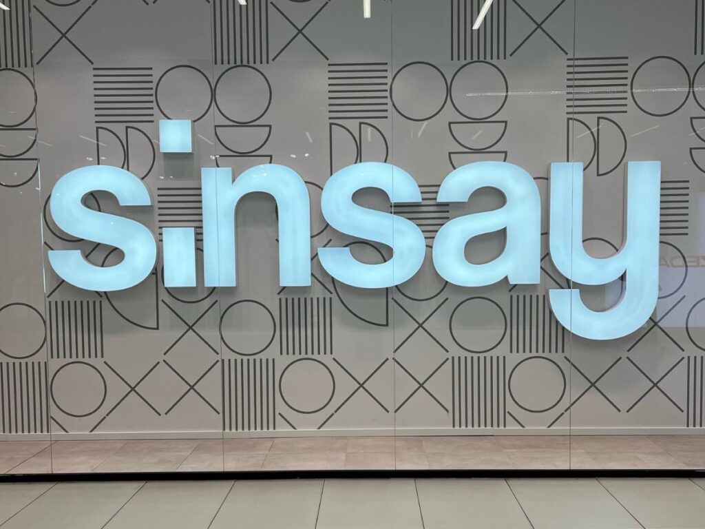 Ta bluzka z Sinsay podbija serca Polek! Słowiański haft i cena niższa niż 50 zł – musisz ją zobaczyć tej jesieni!