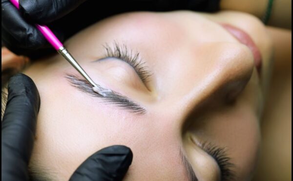 Ile utrzymuje się efekt laminacji brwi? Przewodnik krok po kroku