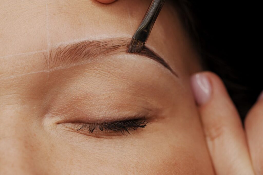 Jak dbać o laminowane brwi?