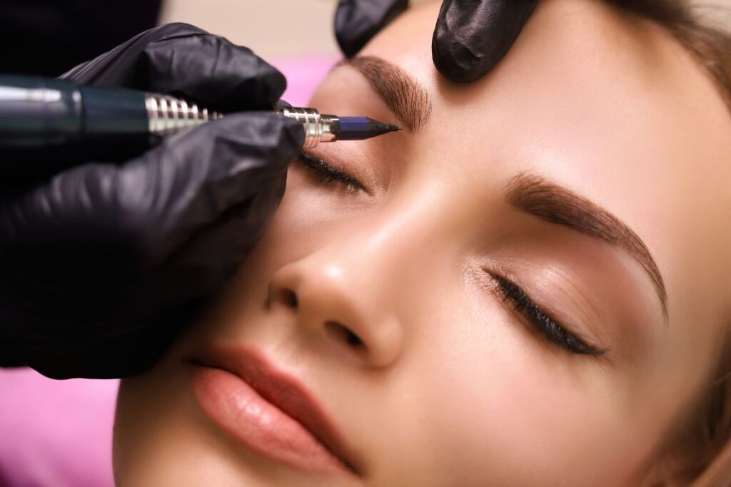 Jak długo utrzymuje się makijaż permanentny brwi?
