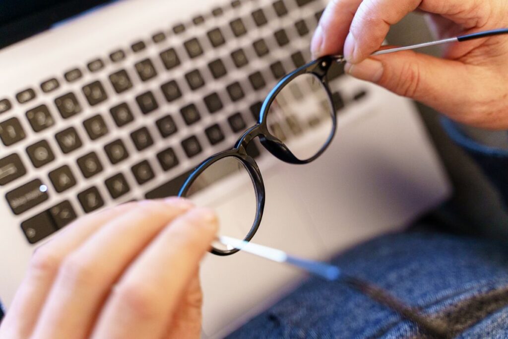 Jak dobrać okulary do twarzy – Wirtualna Przymierzalnia