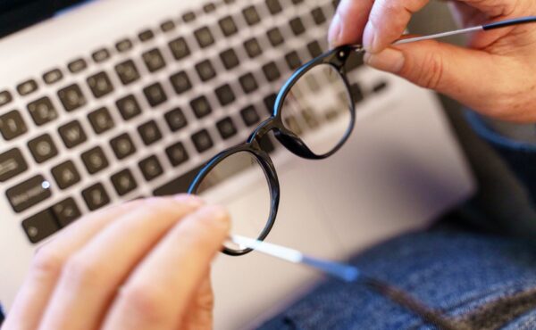 Jak dobrać okulary do twarzy – Wirtualna Przymierzalnia