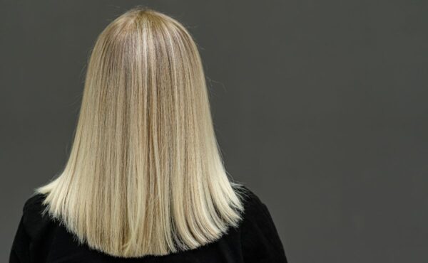 Jak naturalnie rozjaśnić włosy?