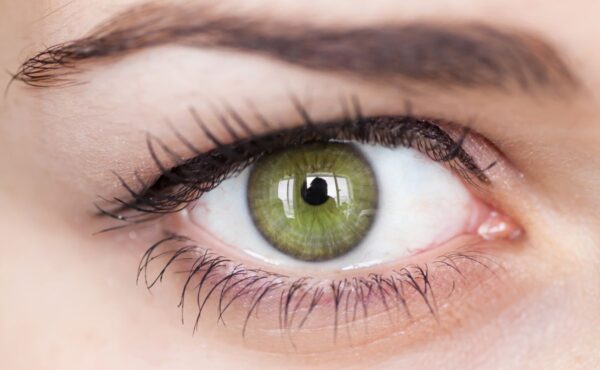 Jak podkreślić zielone oczy ubraniem?