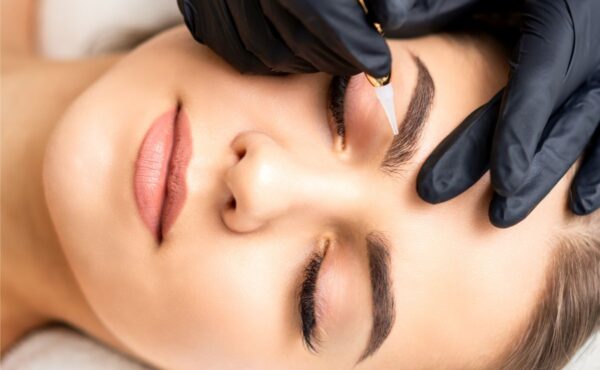 Jak rozjaśnić makijaż permanentny brwi domowym sposobem?