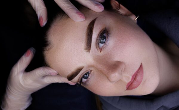 Jak usunąć makijaż permanentny domowym sposobem?