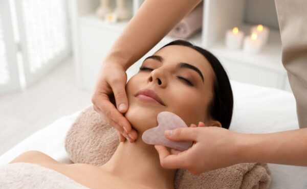 Jak używać kamienia gua sha, by poprawić kondycję skóry i zrelaksować ciało