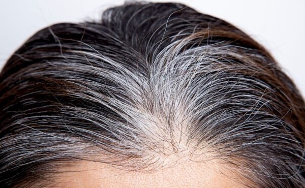 Jak zapobiegać siwiejącym włosom?