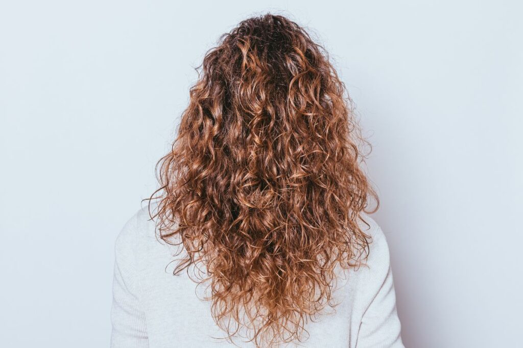 Jaka jest porowatość kręconych włosów?