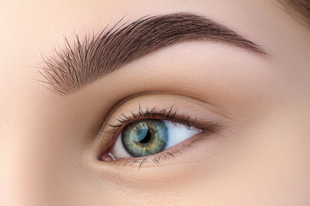 Jaki kolor włosów do zielonych oczu i ciemnych brwi?