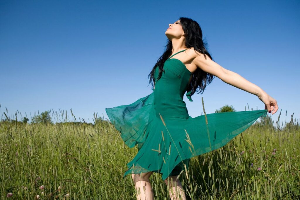 Jaki makijaż do zielonej sukienki?