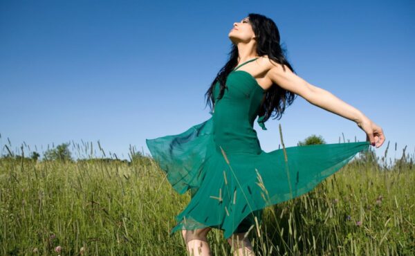 Jaki makijaż do zielonej sukienki?