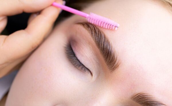 Jaki olejek wybrać po laminacji brwi?