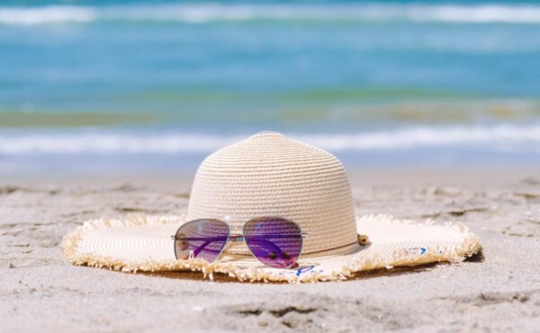 Jakie dodatki na lato – modne i funkcjonalne