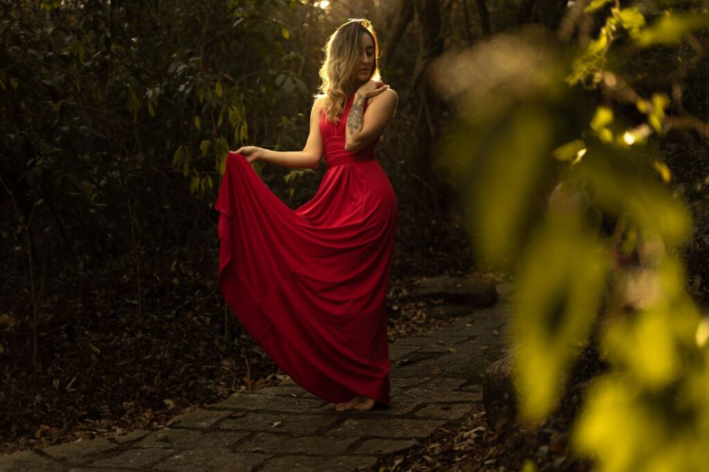 Jakie kolory paznokci najlepiej pasują do czerwonej sukienki?