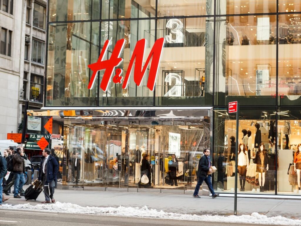 Ta jeansowa kurtka to HIT jesieni 2025 – dlaczego wszyscy oszaleli na jej punkcie?