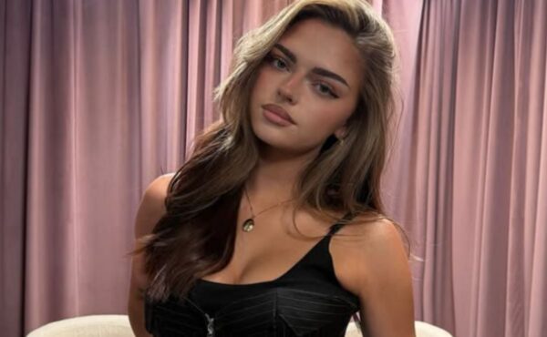 Te paznokcie to powrót do złotej ery Y2K! Zgadniesz, która gwiazda miała identyczny manicure?