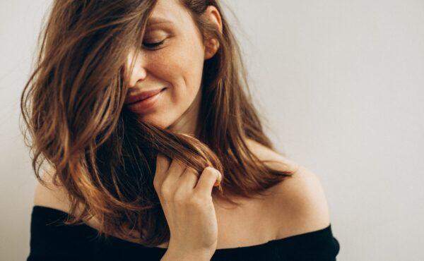 „Hit za 11 zł! Ten krem BB to cudowny kamuflaż na zniszczone włosy – efekt jak po wizycie u fryzjera!”