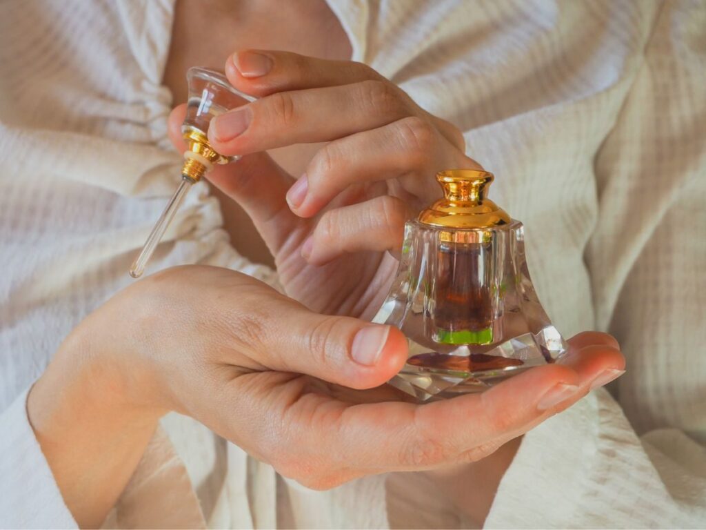 Pamiętasz ten kultowy zapach z lat 90.? Fanki nadal go kochają, a jego zmysłowa woń utrzymuje się przez cały dzień!