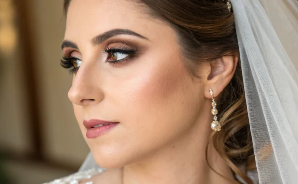 Makijaż dla brązowych oczu ślubny – jak wykonać? Najlepsze inspiracje z Instagrama