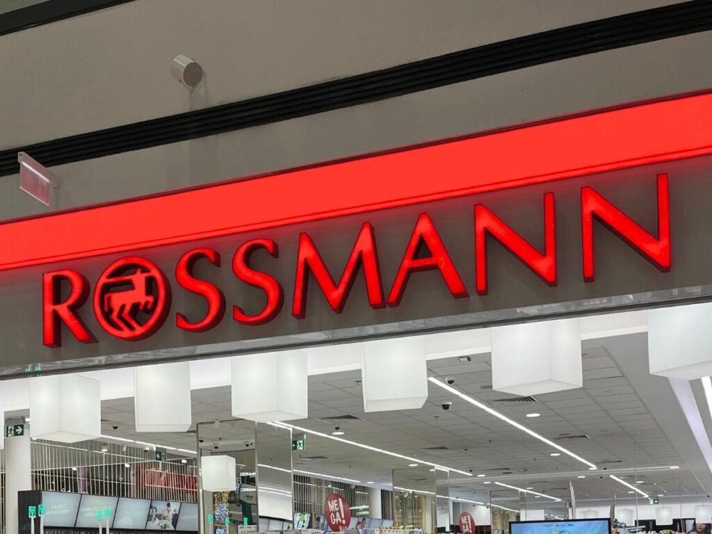 To kosztuje grosze, a działa jak lifting! Hit z Rossmanna wygładza zmarszczki w sekundę – zniknie z półek w mgnieniu oka!