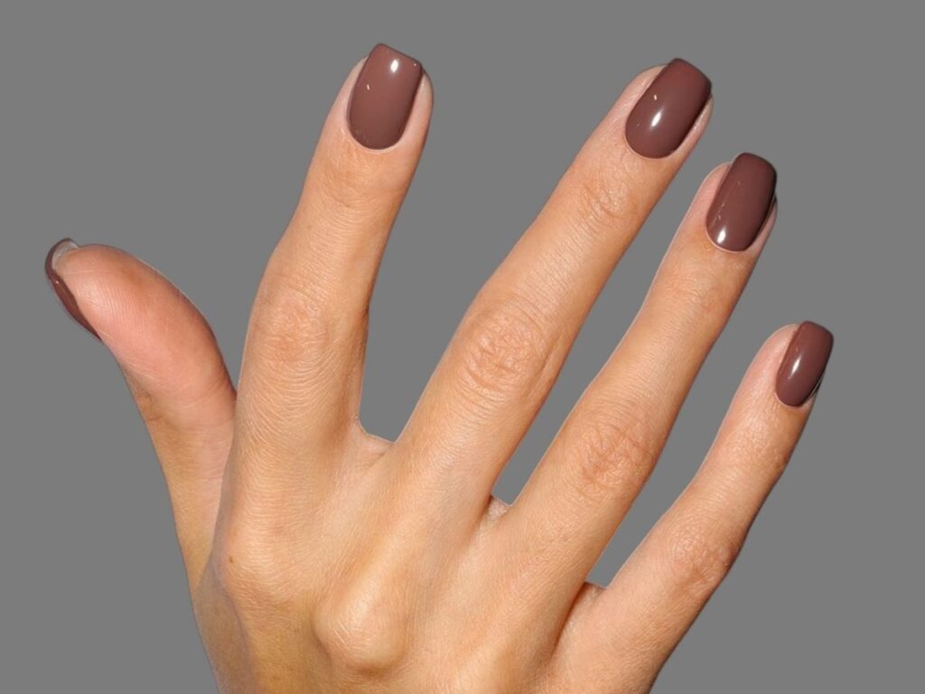 Odkryj Jesienny Hit, Który Pokochają Minimalistki – Ten Manicure w Kolorze Cappuccino Robi Furorę!