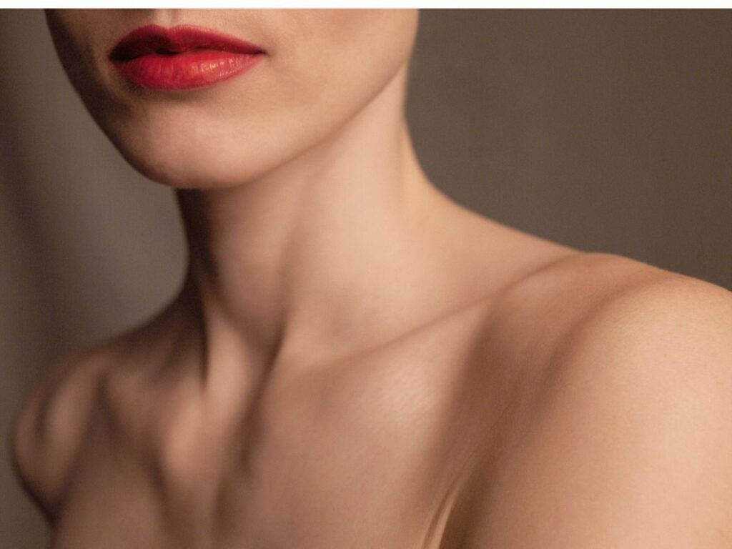 Odsłania za dużo? Twój dekolt może zdradzać prawdziwy wiek – poznaj krem, który kobiety oceniają na 5/5 i działa cuda!