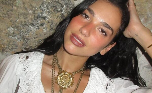 Letnie Paznokcie 2025: Dlaczego Każdy Mówi o Stylu Dua Lipy z Palermo?