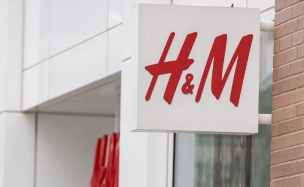 Te letnie spodnie z H&M robią furorę! Czy „playa pants” to must-have wakacji 2025?