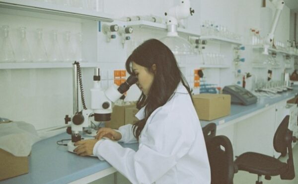 Jak połączyć pasję do kosmetyków z pracą i zarabiać na niej?