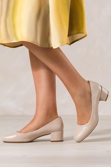 Czółenka czy mokasyny – jakie obuwie wybrać do eleganckich i casualowych stylizacji w 2025 roku?