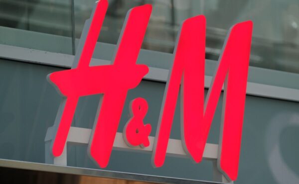 Nie uwierzysz, co możesz zrobić z tą bluzką z H&M za jedyne 27,99 zł! Stylizacja nigdy nie była tak prosta!