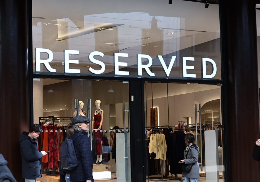 Nie uwierzysz, co będzie królować tej jesieni! Stylowy sweter z wełną za grosze podbija ulice – musisz go mieć!