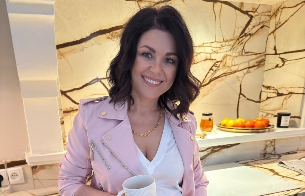 Cichopek olśniewa w tej spódnicy! Ten krój wyszczupla talię jak magia – pokochają ją nie tylko kobiety po czterdziestce!