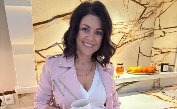 Cichopek olśniewa w tej spódnicy! Ten krój wyszczupla talię jak magia – pokochają ją nie tylko kobiety po czterdziestce!