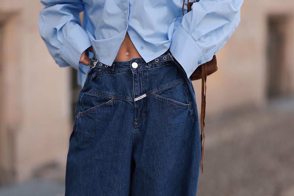 Szokujący powrót modowego hitu! Czy spodnie 7/8 znów zawładną ulicami w 2025 roku? Zobacz, jak nosić je z klasą!